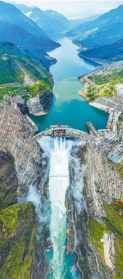 图为正在泄洪的白鹤滩水电站.叶传增 谢 雷摄影报道