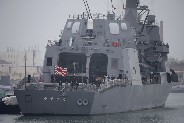 2019年4月21日，日本海上自卫队的船员站在“秋月”级驱逐舰的甲板上。（欧洲新闻图片社）
