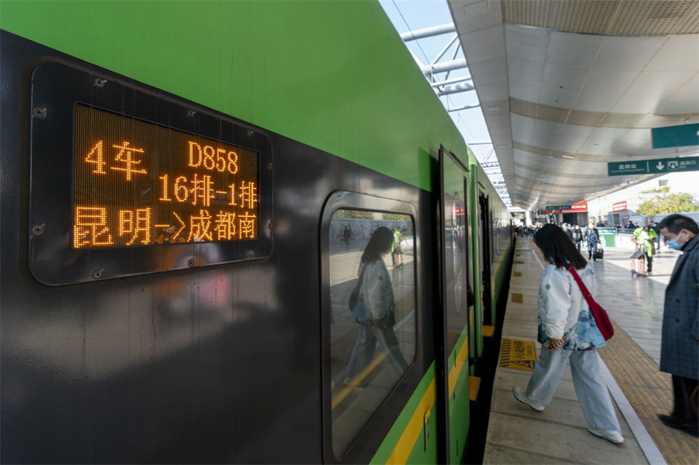 12月26日，旅客在昆明站登上昆明经新成昆铁路开往成都南的D858次列车。新华社记者 陈欣波 摄