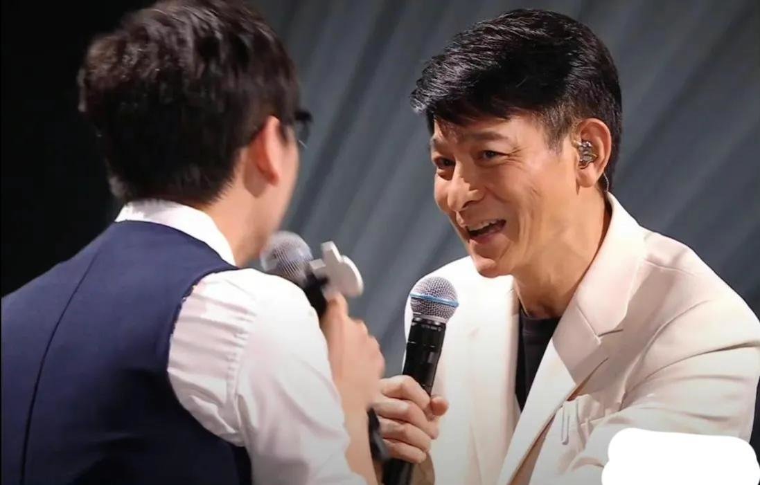 主持完刘德华演唱会，李好被骂上热搜，贾玲主持都会比他好？_凤凰网