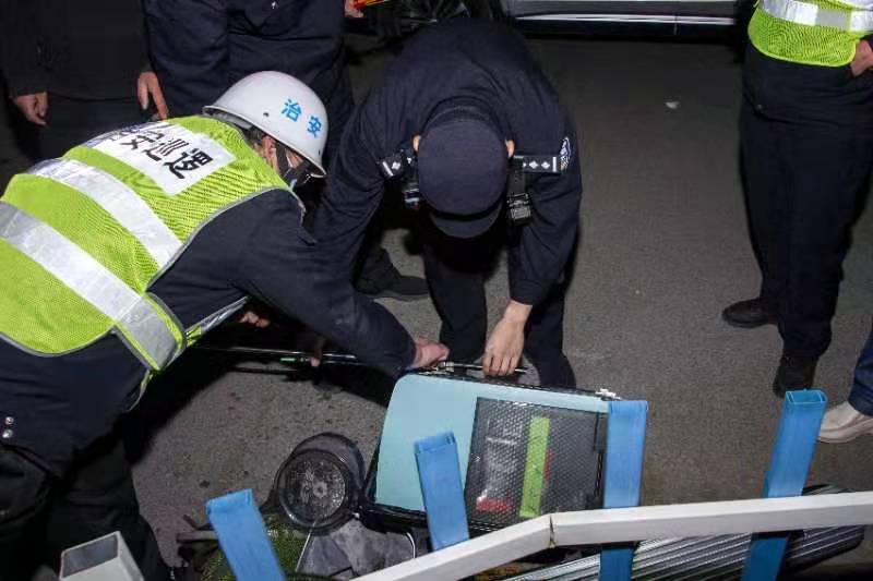 民警和工作人员现场查获钓鱼工具。