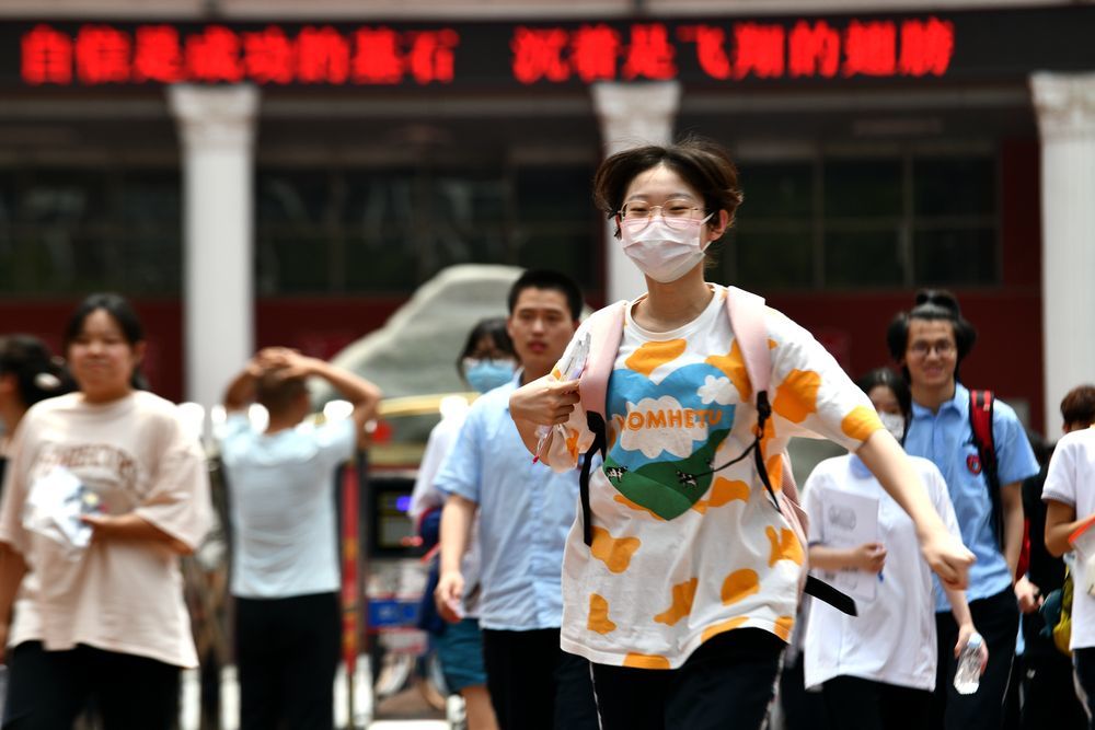 ↑6月9日，在河北省石家庄市栾城区栾城中学考点，考生考试结束后跑出考点。新华社发（李明发摄）