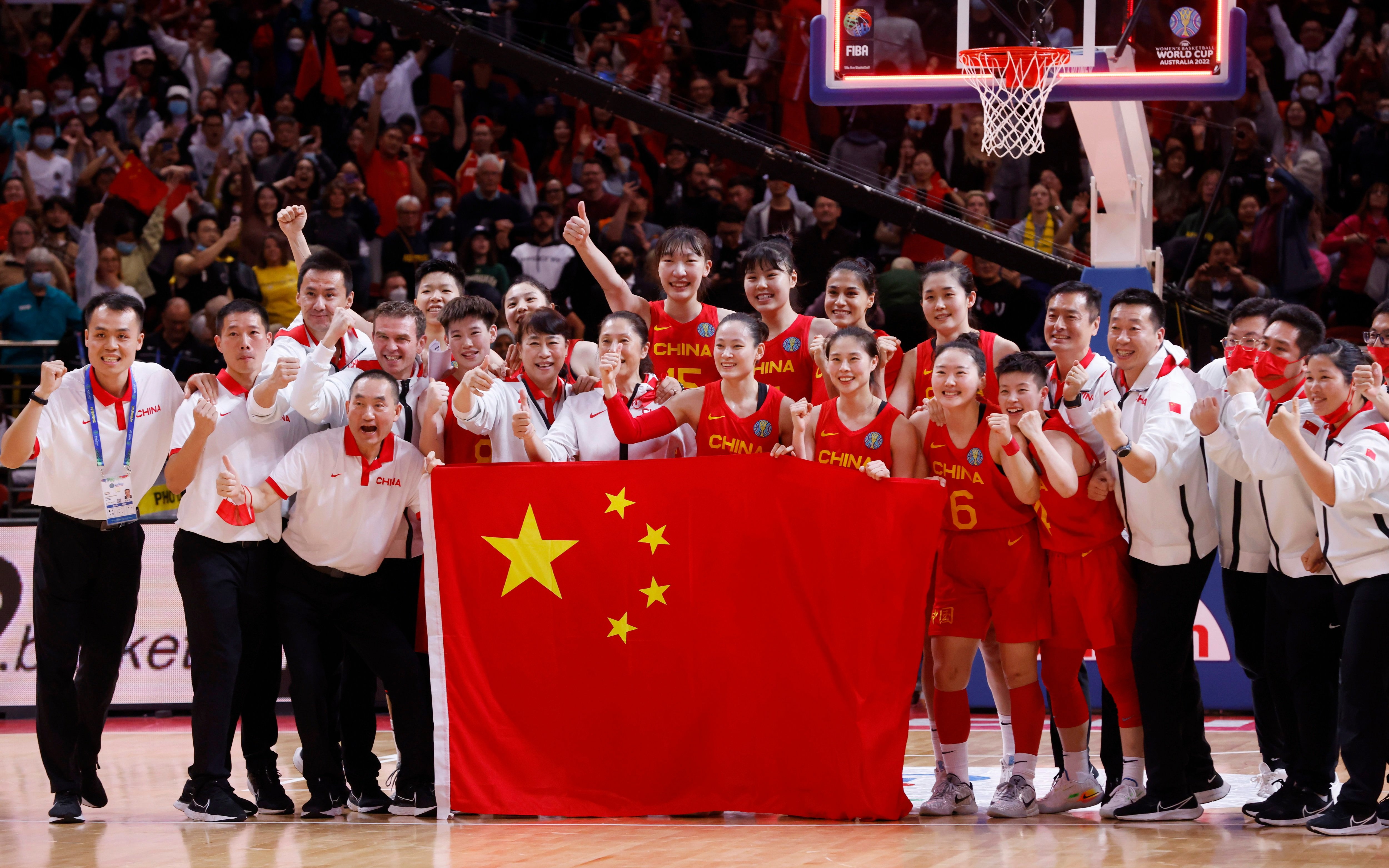 准绝杀澳大利亚队之后，中国女篮拿着国旗合影。图/IC photo
