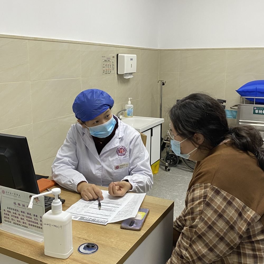 12月6日，湖南省人民医院临床营养科营养师给患者进行诊疗。（受访者供图）