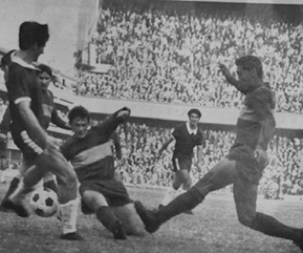 博卡青年与河床之间的对决被称为“死亡德比”。1968年，博卡球迷在纪念碑球场与警方发生冲突导致踩踏事件，最终71人丧生，成为阿根廷足球历史上最大惨案。