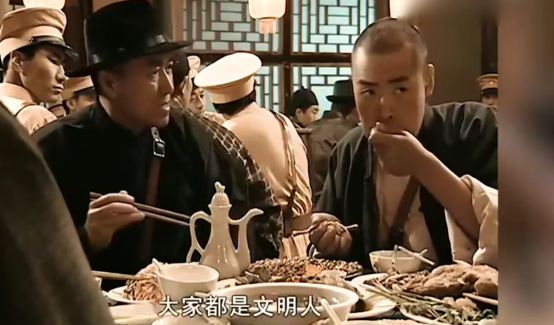 但是福岛正则和加藤清正两个武断派大佬不干了：跟我上，弄死石田三成（文治派领袖）个鳖孙！
