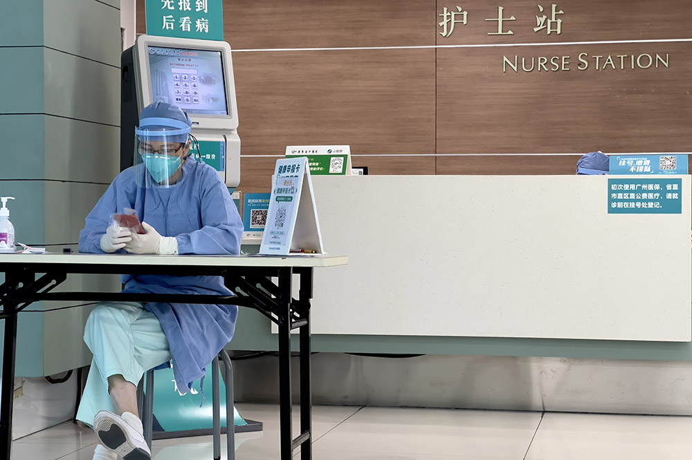 2022年4月15日，广州，广东省中医院大学城医院普通门诊入口处的健康码和行程码检查。视觉中国 图