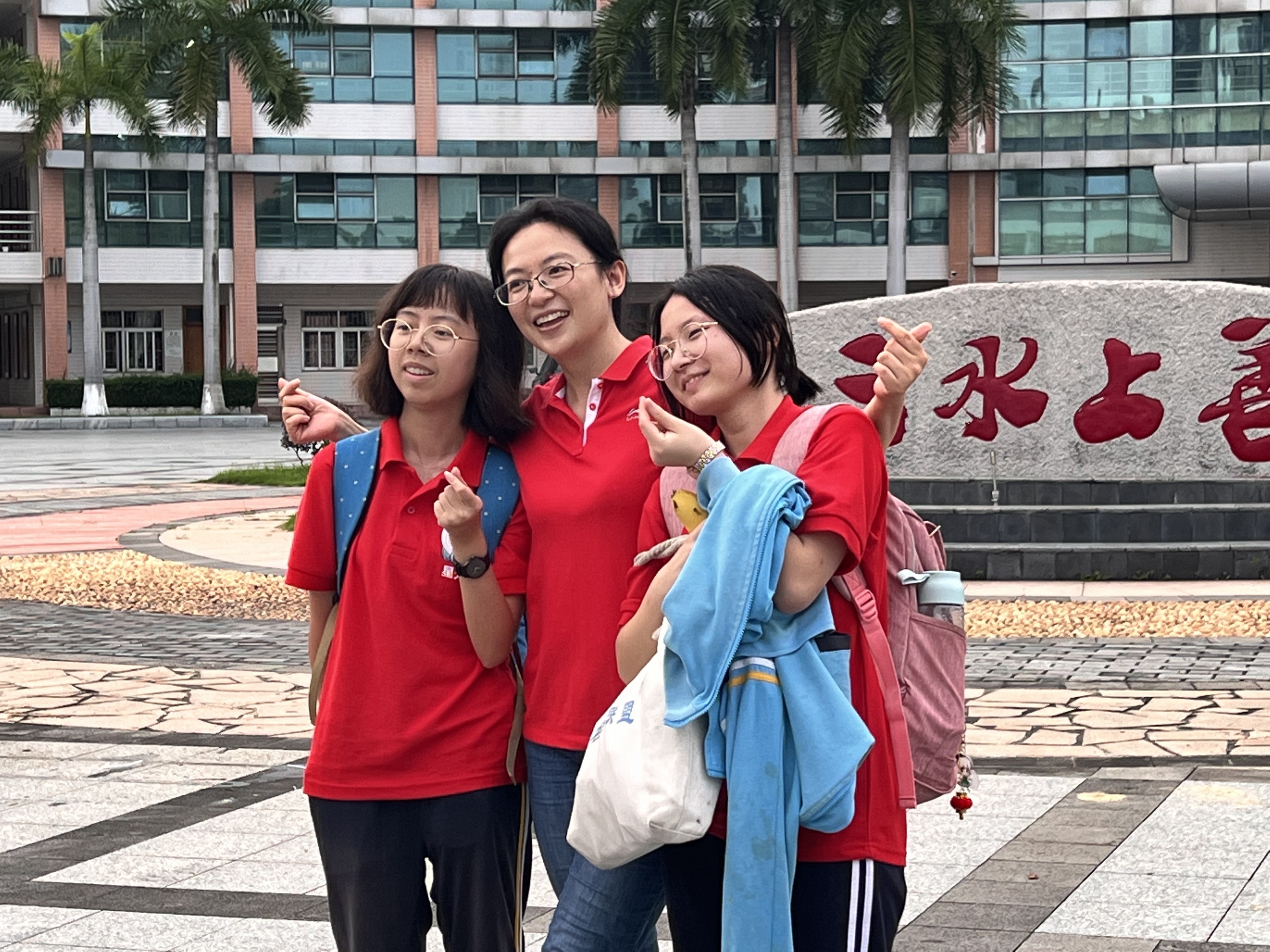 高考结束后，考生找到任教老师合影留念。李周秦 摄