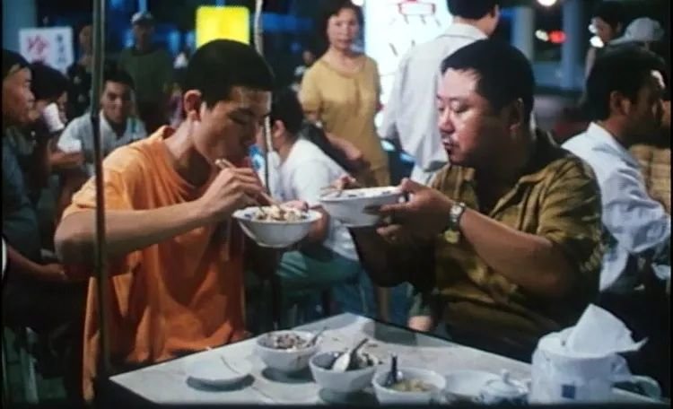 你有多久没吃过路边摊了?/电影《看车人的七月》