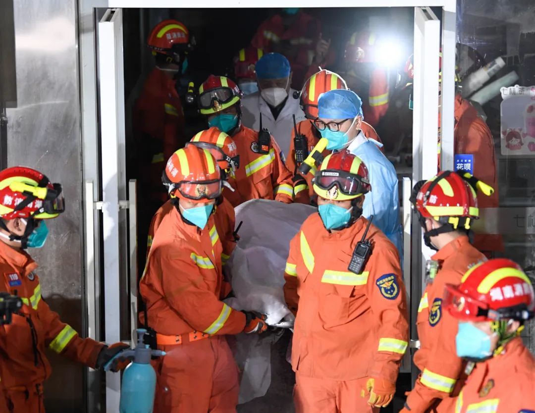 5月2日晚，湖南长沙居民自建房倒塌事故现场救出第8名被困者。新华社记者 申宏 摄