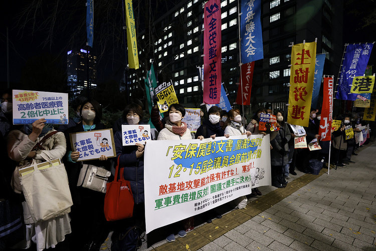 日本疯狂扩军备武:要干吗?啥后果?