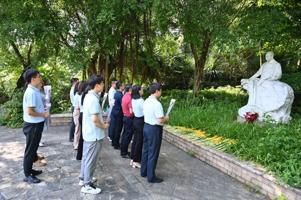 教师节前夕，华南农业大学师生自发来到丁颖、卢永根院士雕像前敬献鲜花。（华南农业大学供图）