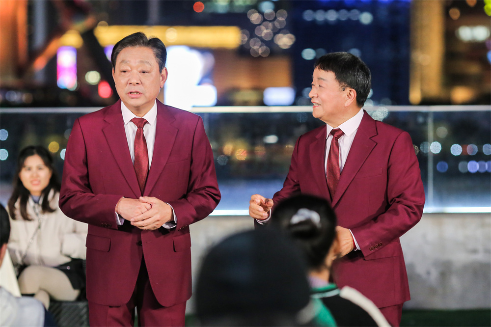 资讯>正文《石库门的笑声》剧照在石库门,毛猛达和沈荣海两位艺术家在