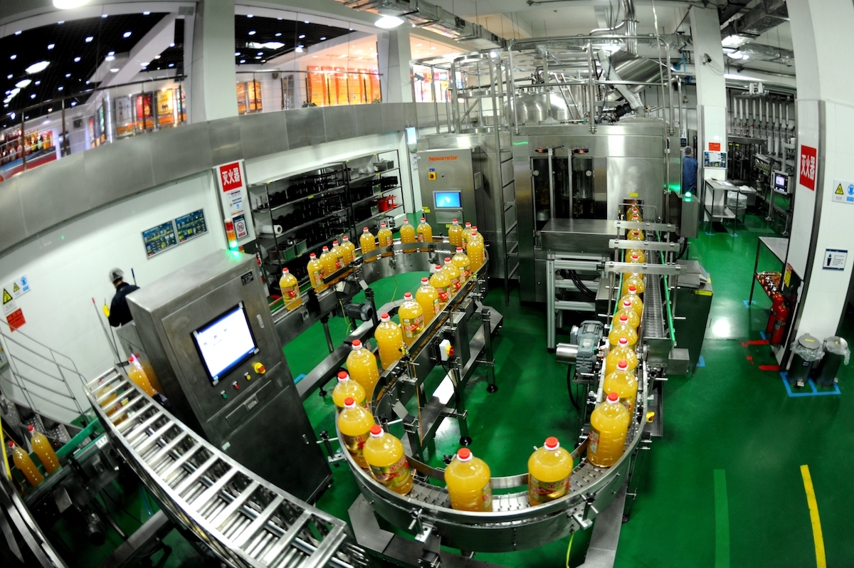2022年4月22日，在上海嘉里食品工业有限公司的生产车间，小包装食用油生产线24小时运转。