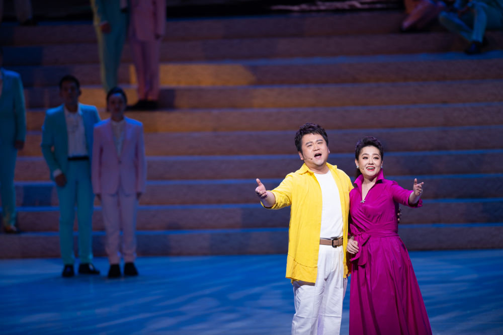 9月1日,演员在开幕式文艺演出中表演歌剧《先行者》选段。