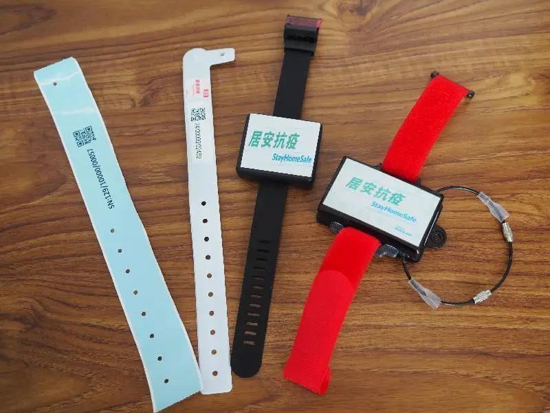 ▲据香港医务卫生局局长卢宠茂介绍，从7月15日起，香港所有居家隔离人士须佩戴电子手环，确保相关人士不会离开住所，并将尽快推出“安心出行”实名制及“红黄绿”健康码。他强调应对疫情绝不会躺平，会通过精准防疫，识别确诊者及高风险的人，并让隔离安排更人性化。