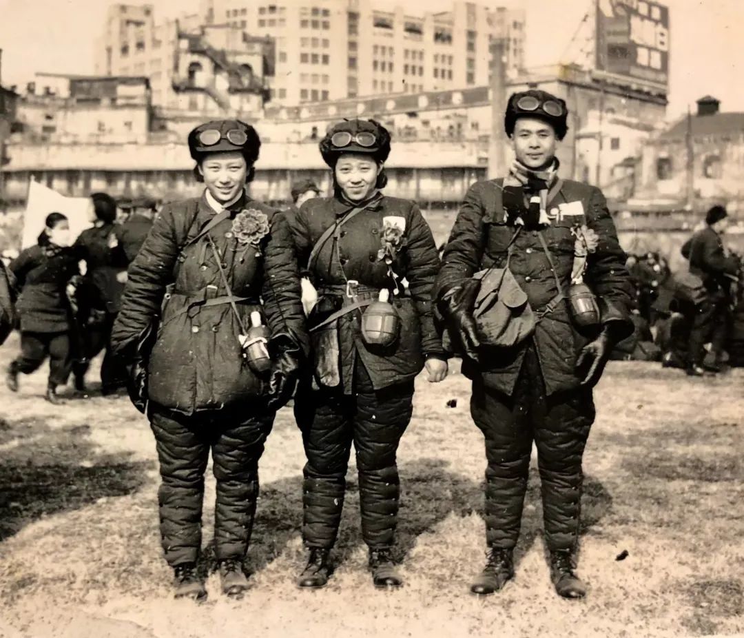 王漫如（左）、莫韵竹（中）和叶鸣（右）在抗美援朝战场上的合影 参考资料：澎湃新闻