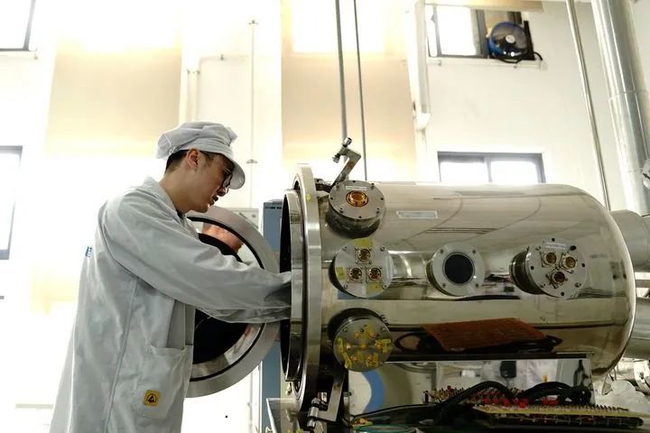 2021年12月31日，陆彬在实验室进行热真空实验。