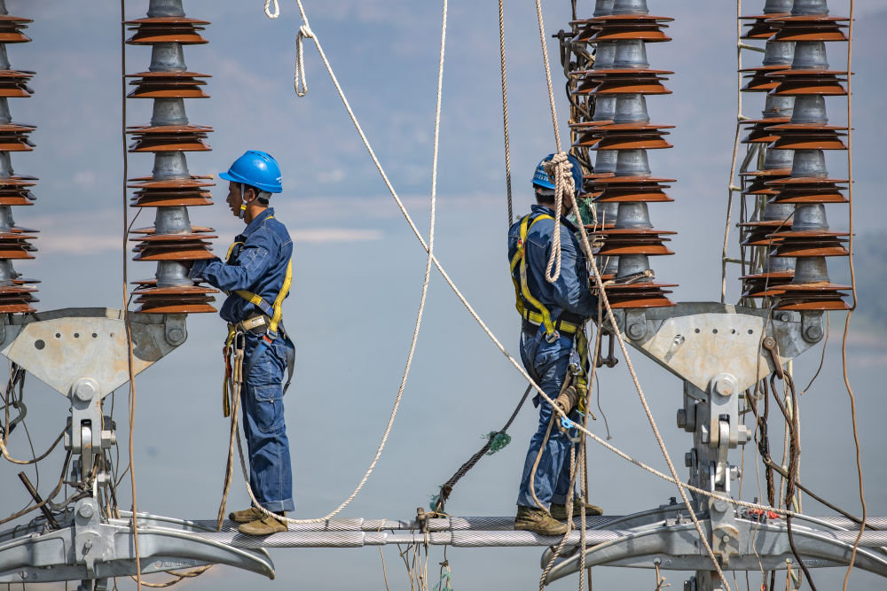 ↑9月13日，工人在白鹤滩-浙江±800千伏特高压直流输电线路工程（重庆段）江津长江大跨越施工现场作业。