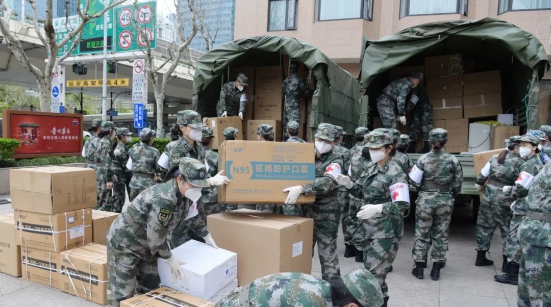 上海市委书记李强检查方舱建设和物资保供看望慰问驰援上海的医疗队伍