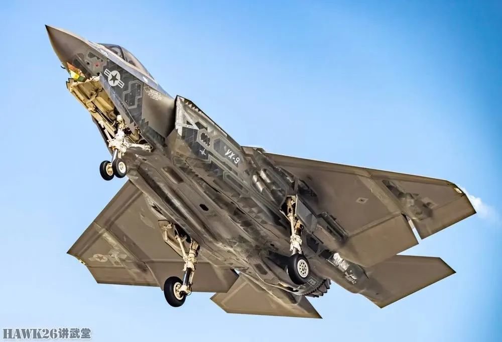 F-35C机身上覆盖着金属光泽的表层。