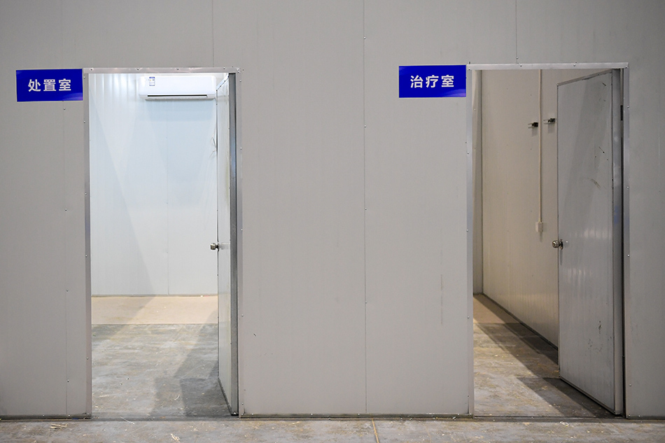 2022年4月8日晚，国家会展中心（上海）方舱医院的3号馆内的处置室和治疗室。中新社记者田雨昊/人民视觉 图  