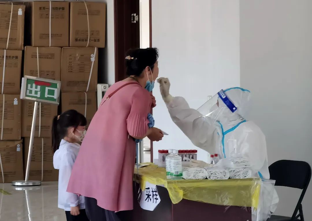 5 月 27 日，北京石景山区，工作人员进行核酸采样 图源：IC Photo