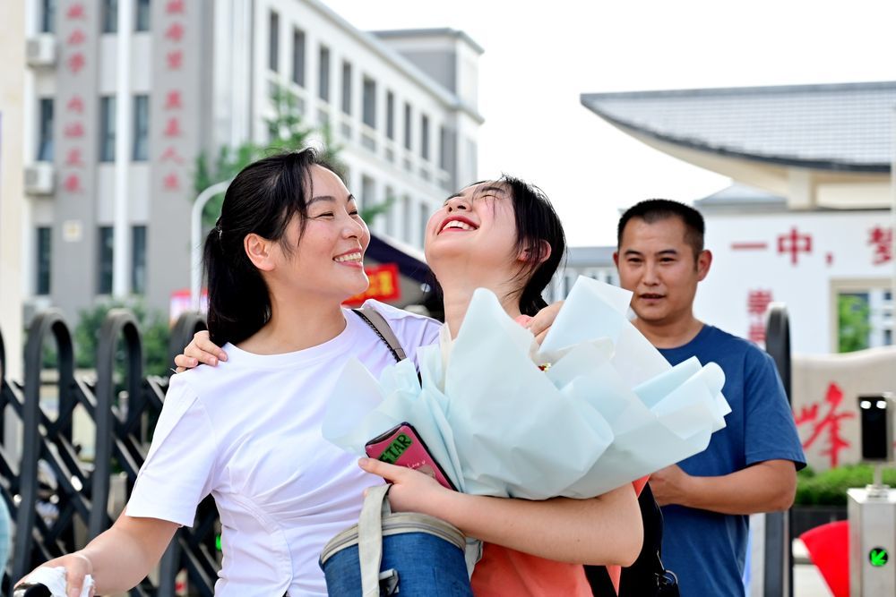 高考捧花女孩图片