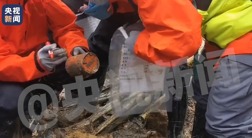 此前发现第一个黑匣子的现场画面