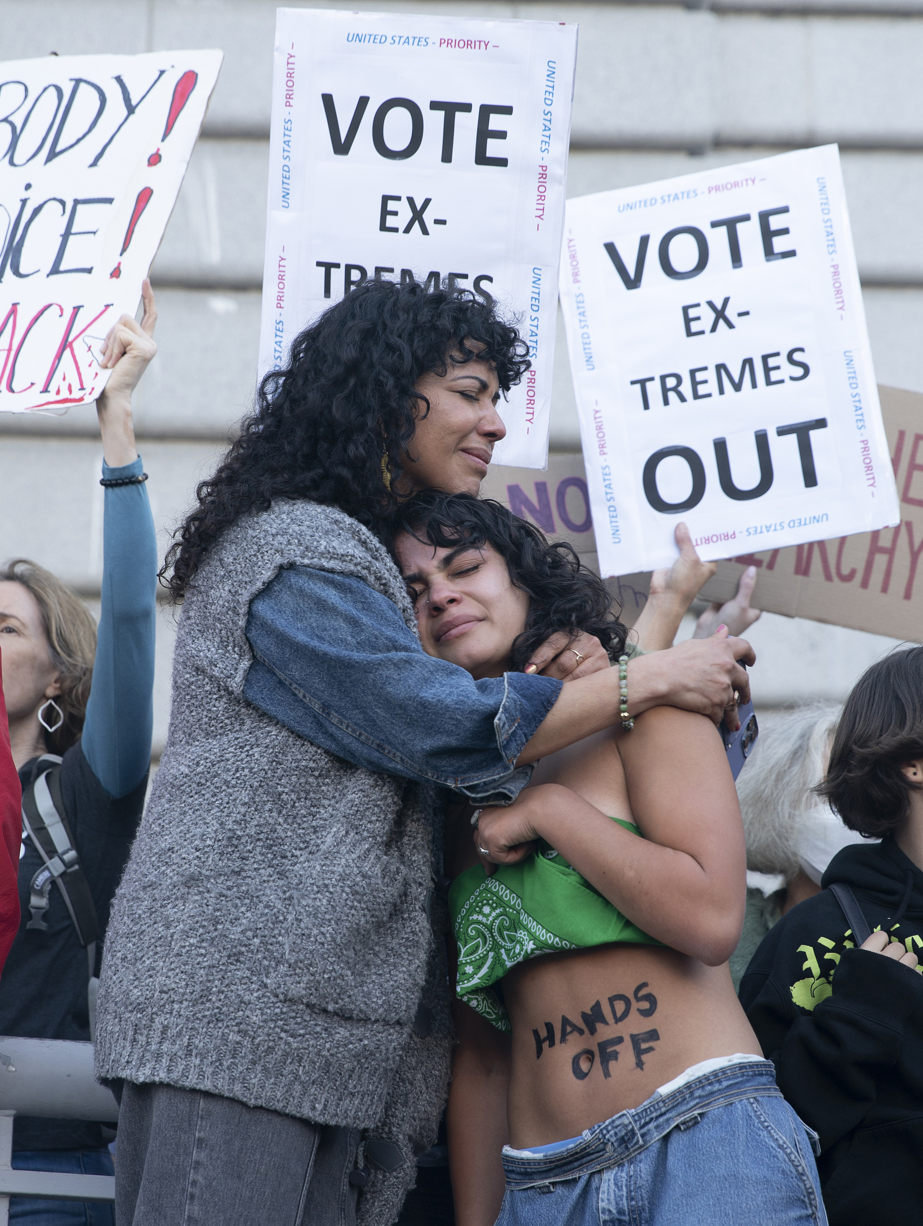 当地时间2022年6月24日，美国旧金山民众聚集在市政厅前，抗议美联邦最高法院推翻罗诉韦德案。