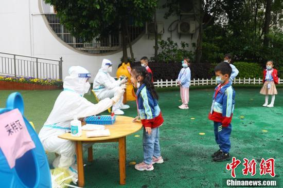 南昌市红谷滩红岭幼儿园，返校学生接受核酸检测。 刘占昆 摄