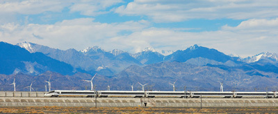 新疆乌鲁木齐,长编动车组列车驶过达坂城区.穆志鹏摄(新华社发)
