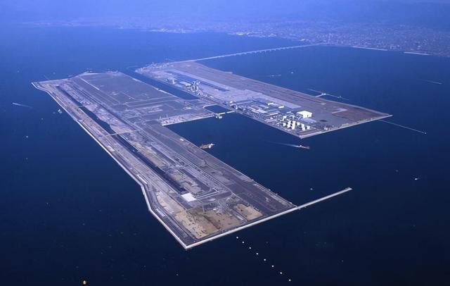 图为海上机场