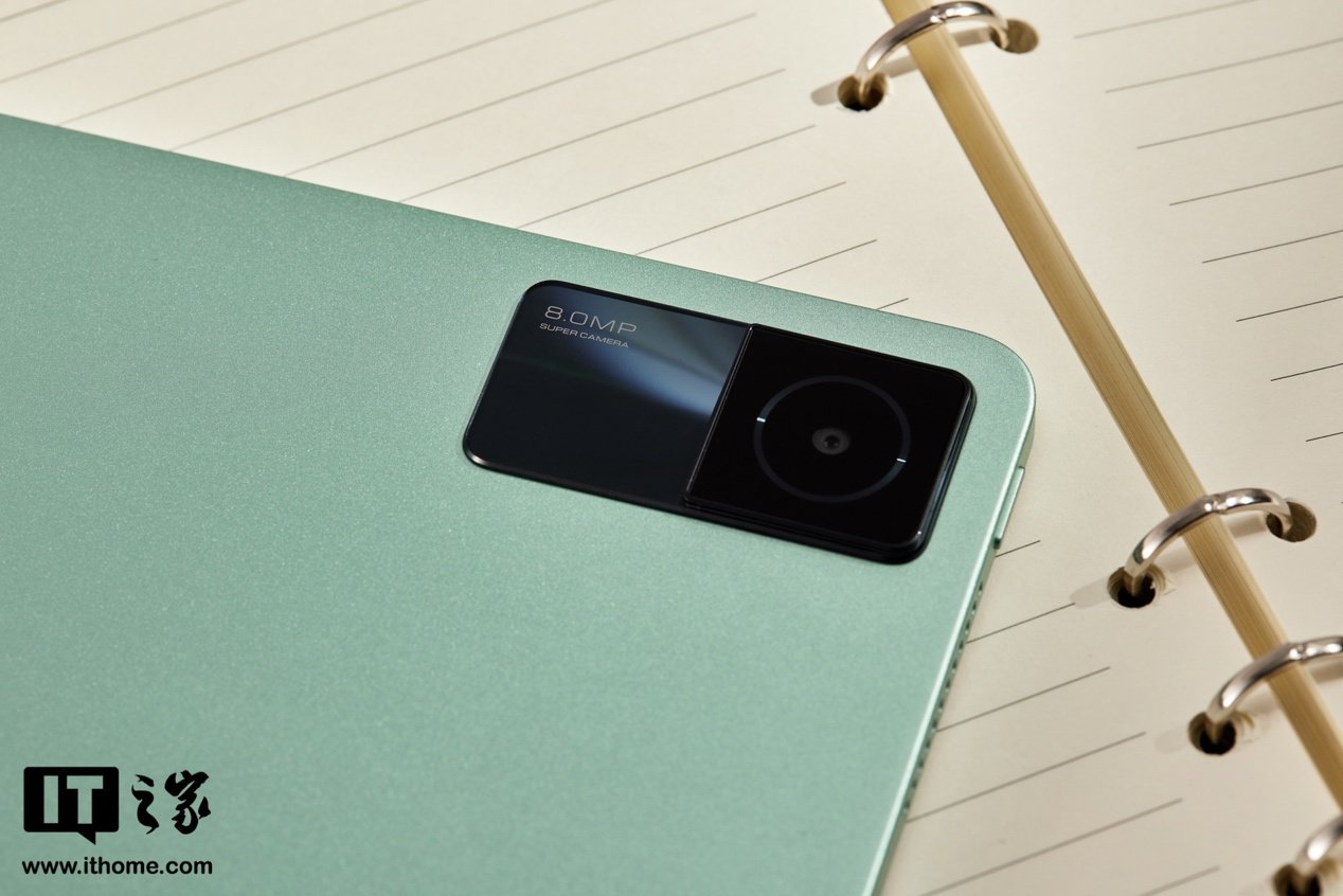 图片包含 室内, 桌子, 绿色, 木