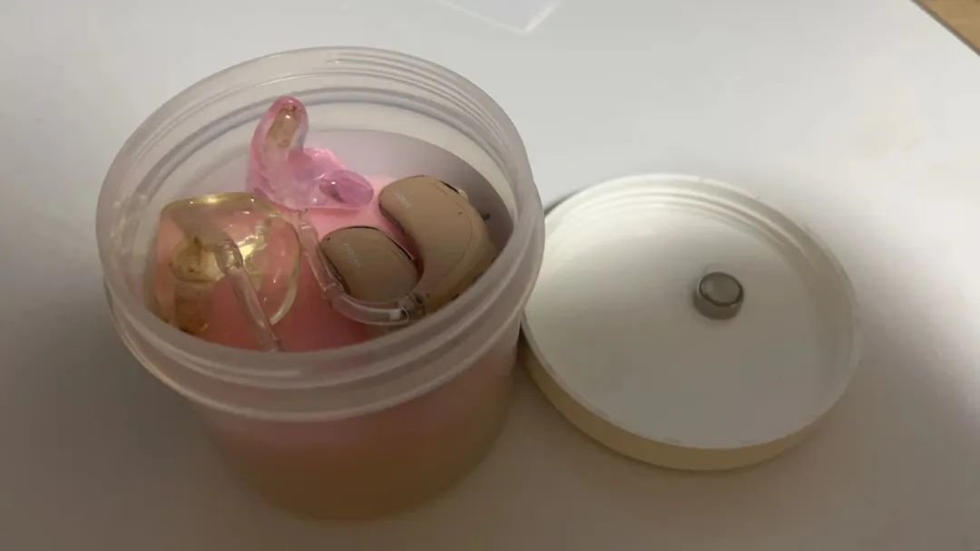 图|顾智涵放置助听器的干燥盒