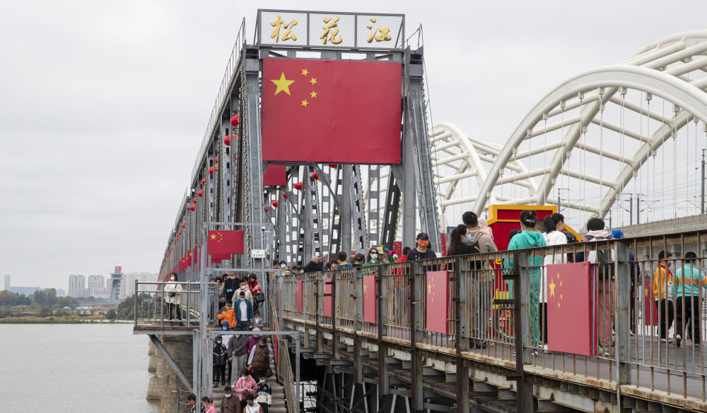 △10月1日，市民在哈尔滨市滨州铁路桥上游览。