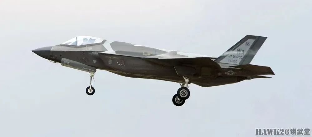 最新重新组建的第65“侵略者”中队F-35A也降落在该基地。