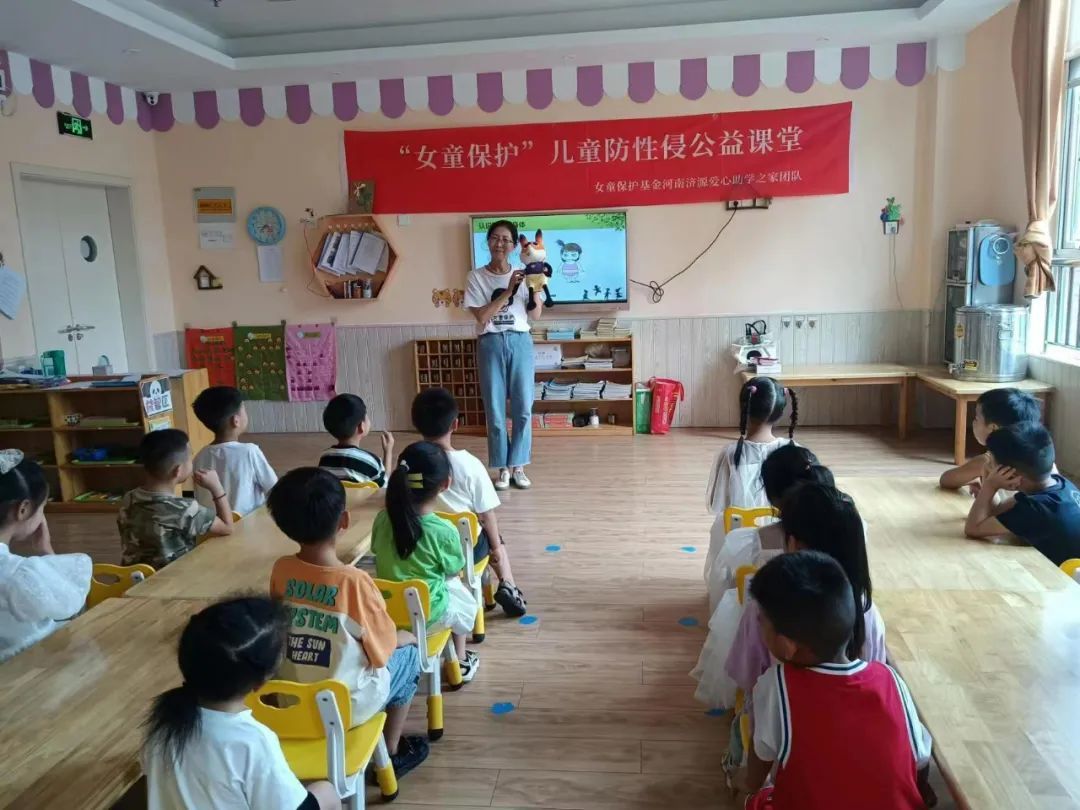 “女童保护”志愿者讲师使用 “勇敢娃娃” 教具为学生们授课
