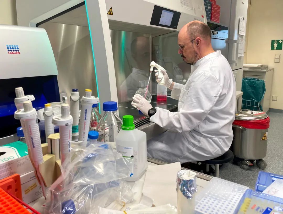 5月20日，在德国报告猴痘确诊病例后，研究人员在德国慕尼黑的一家实验室内工作。图/澎湃影像