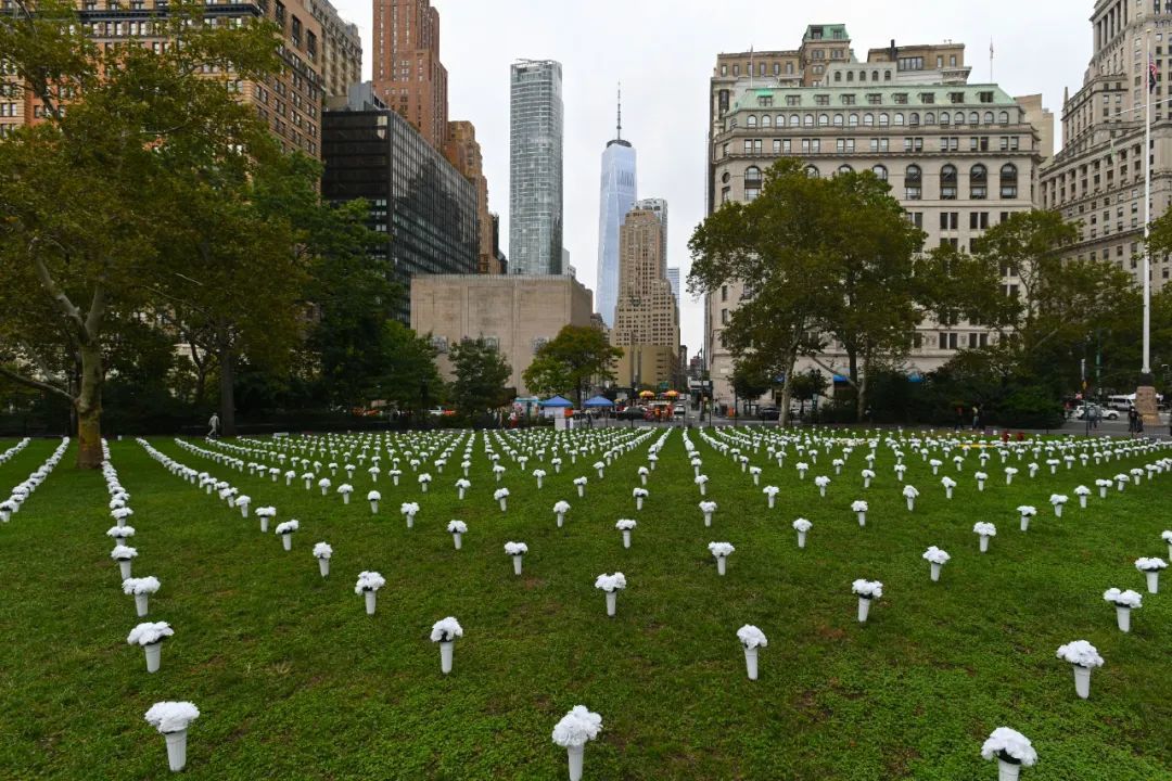 当地时间2021年10月6日，美国纽约炮台公园，1050个白色瓶花组成大型纪念装置，悼念2020年在纽约州死于枪支暴力的1050名受害者，呼吁政府针对枪支暴力采取行动。图/IC photo