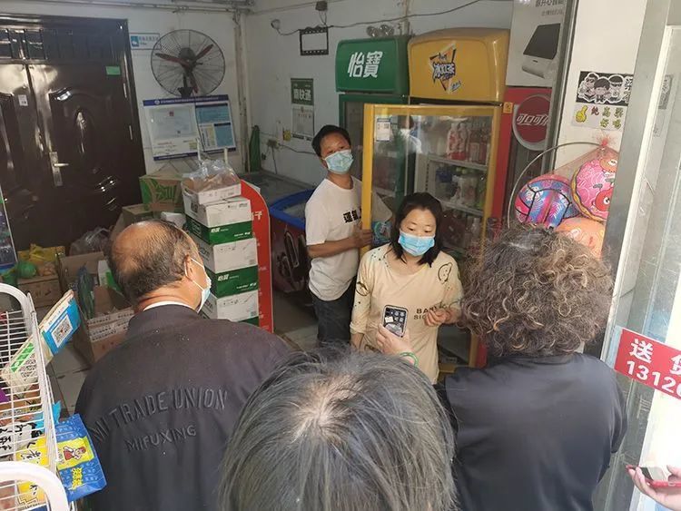 ▲4月26日,社区小超市,提前备好了充足的生活物资供居民挑选。