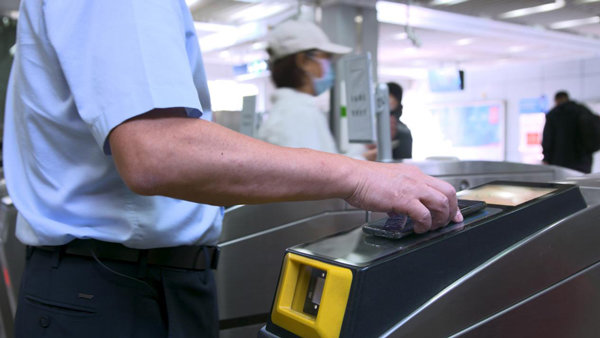 银河麒麟操作系统应用于多个城市的地铁闸机