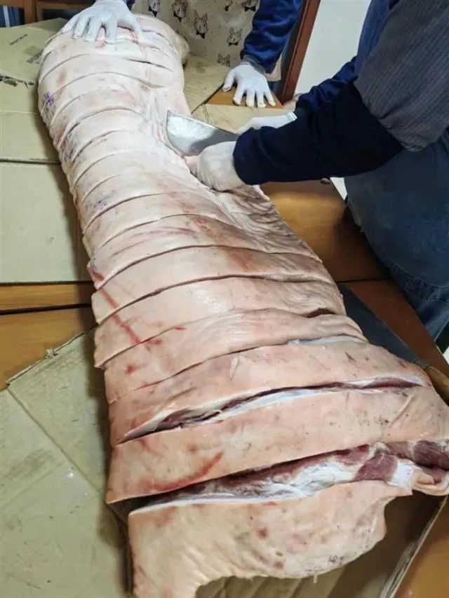 纪荣明一家子为小区分猪 参考资料：侬好上海