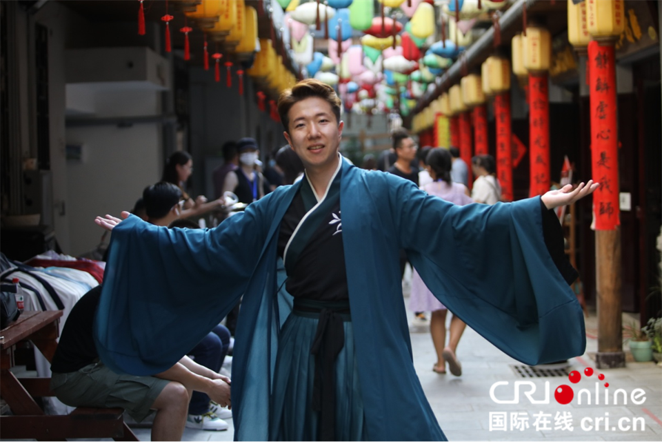 韩国视频博主金峻范身着中国古装“代言”非遗小巷 摄影 黄正恒