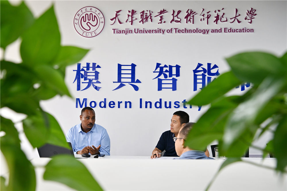 在天津职业技术师范大学，韩士兰（左一）和老师们交流（8月12日摄）。新华社记者 李然 摄