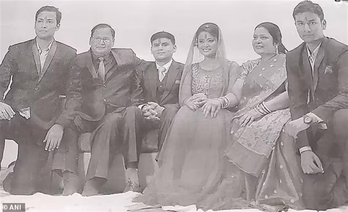 史瑞·萨加尔（左三）和舒班吉（右三）的结婚照