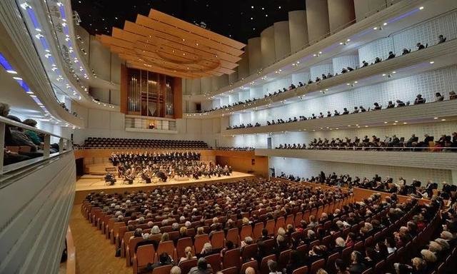 琉森音乐节（Lucerne Festival）是欧洲主要的音乐节之一，举办地位于瑞士中部的城市琉森。自1938年由当时著名的指挥家托斯卡尼尼创立以来，已有六十多年的历史。