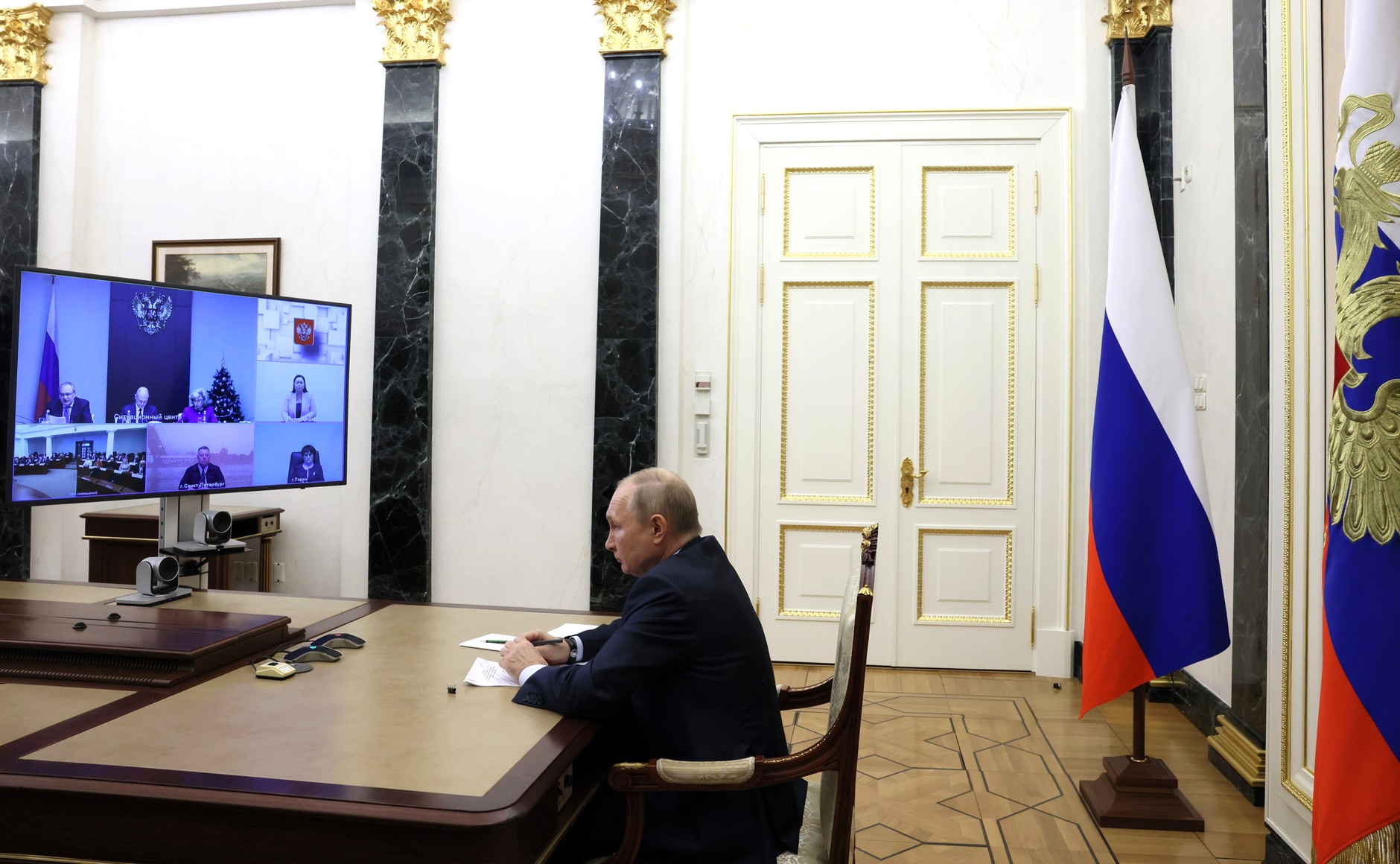 （当地时间12月7日，普京以视频方式出席俄公民社会发展与人权委员会会议。图源：克宫网站）