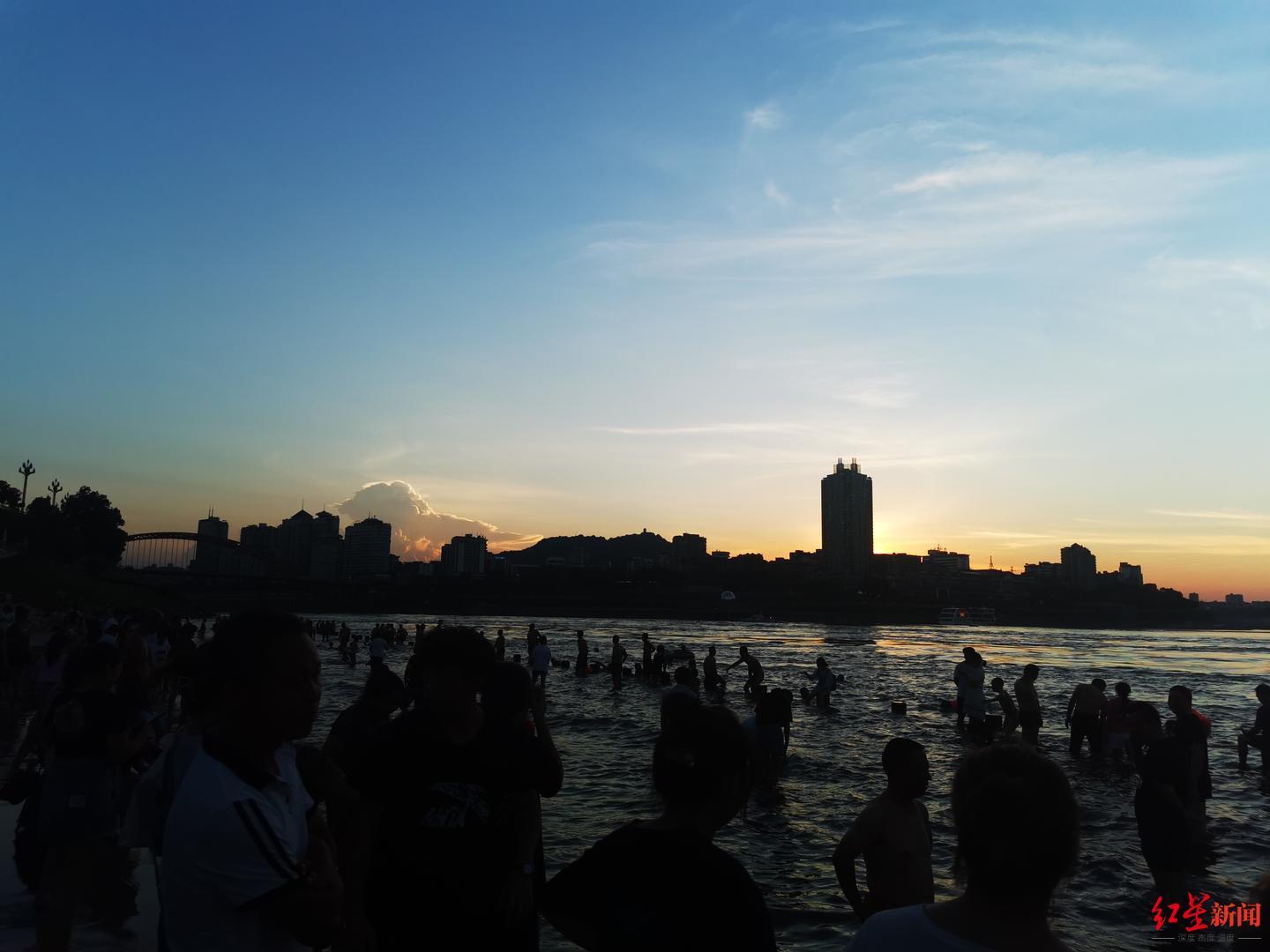 ↑8月13日晚，很多宜宾市民在长江边戏水 受访者供图