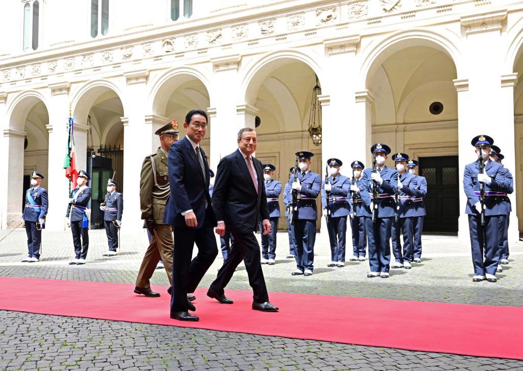 5月4日，意大利总理德拉吉（前右）在罗马迎接到访的日本首相岸田文雄（前左）。新华社发（阿尔贝托·林格利亚摄）